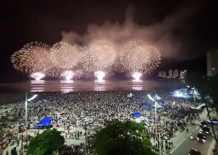Apto Frente Mar Pé na Areia 6 Hóspedes 2 vagas Guarujá
